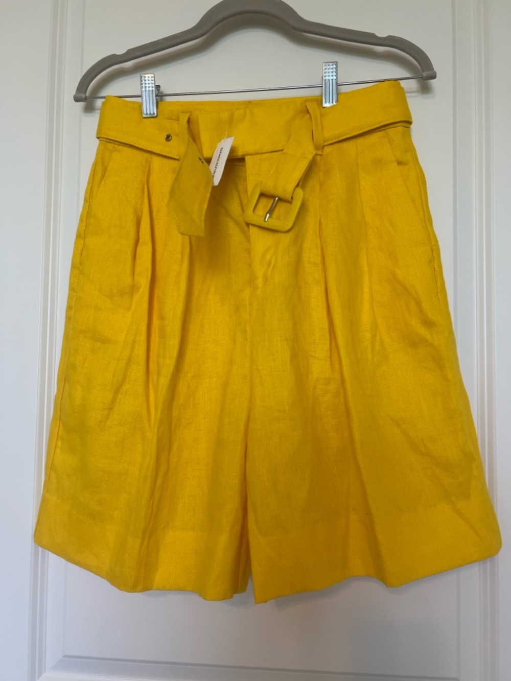 Banana Republic 100% linen High-Waist Yellow Pleated Shorts with Belt NWT
Size 2